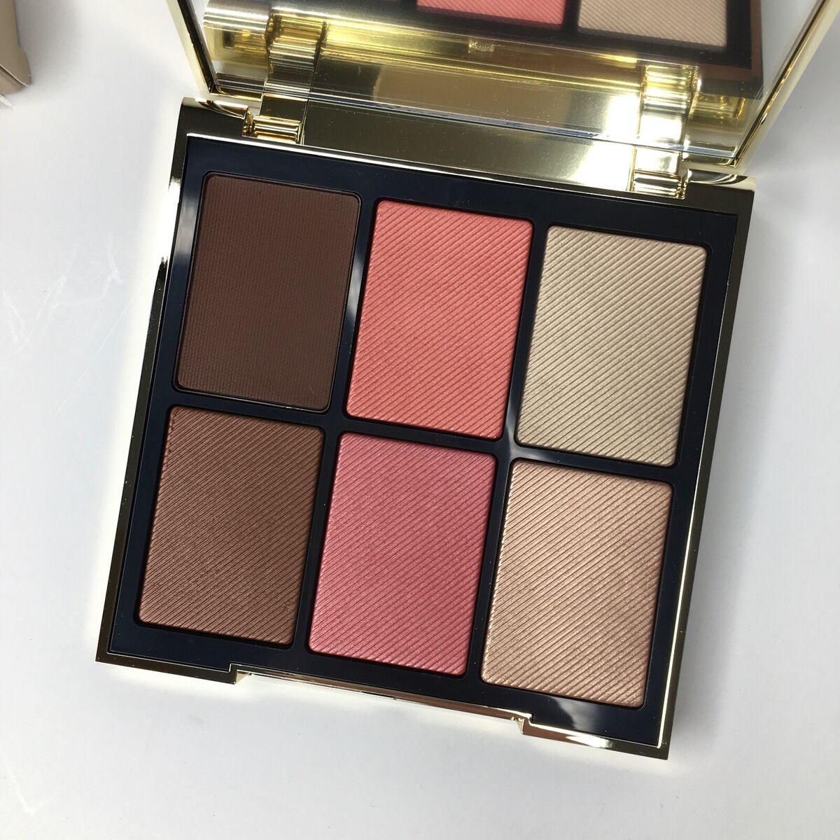 Buy Burberry Essentials Glow Palette Sculp, Blush & Highlight - 02 Medium To Dark online in Pakistan. 100% Authentic produc at Glamivo.pk. Fast shipping with cash on delivery